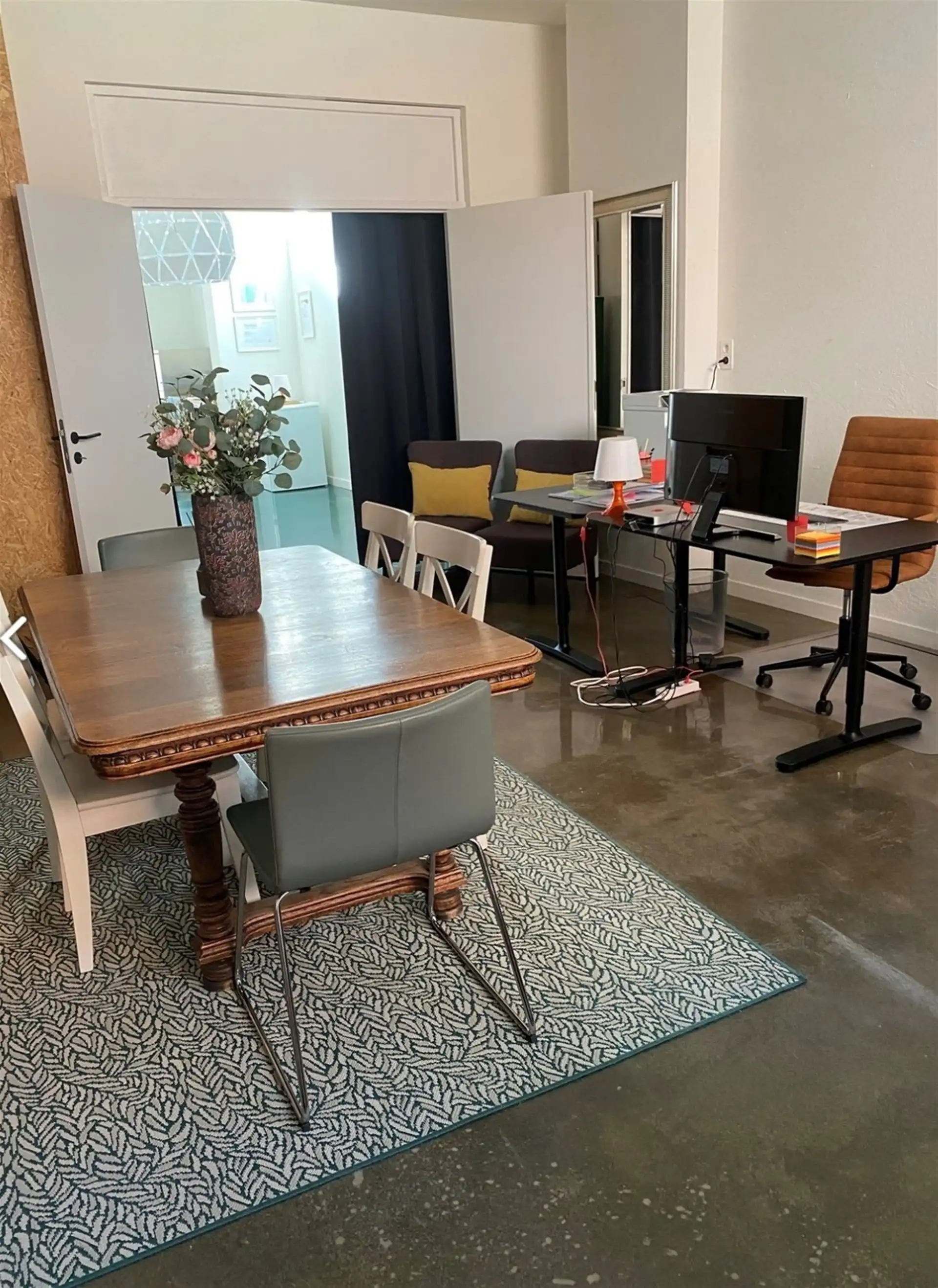 Gelijkvloerse kantoorruimte met kelder en terras. foto {{pictureIndex}}