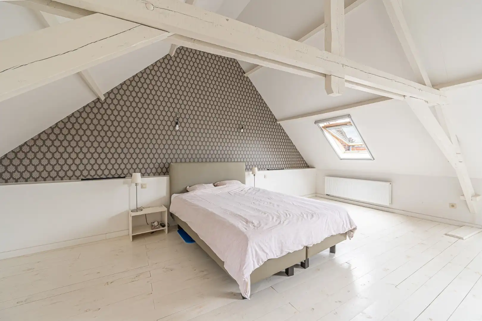 Instapklare karaktervolle woning met 4 slaapkamers en stadstuin in Roeselare foto 2