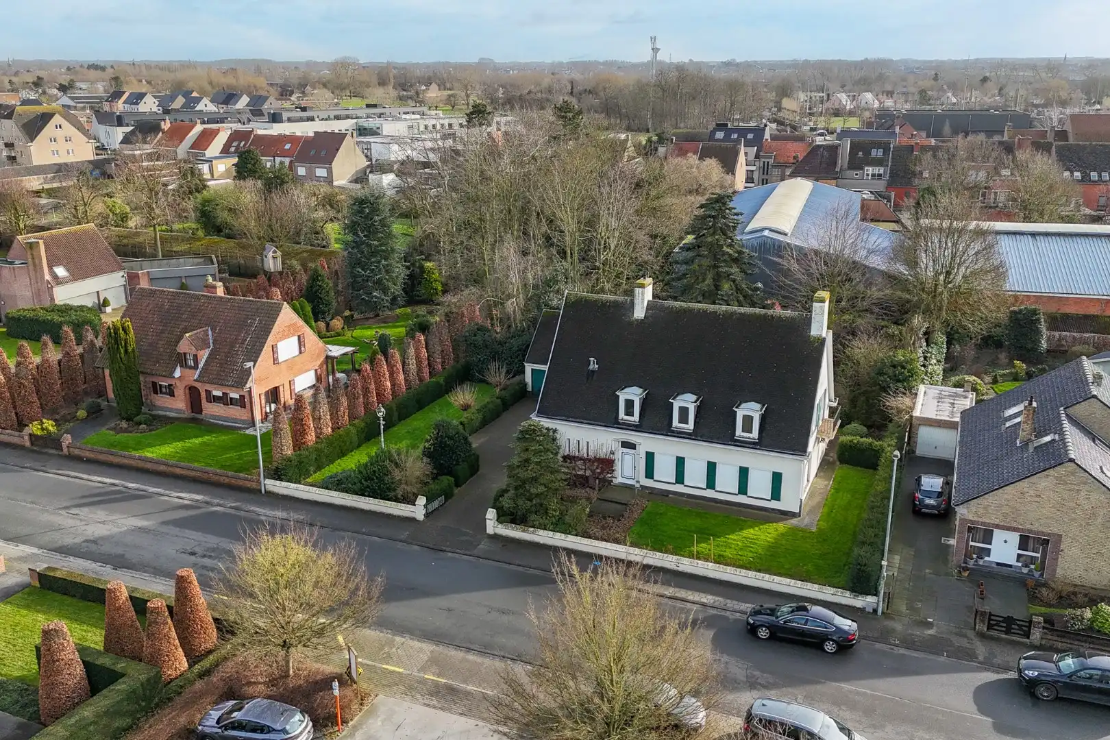 Hoofdfoto van de publicatie:  Statige villa uit de jaren ‘65 met zuidgerichte tuin in hartje Oudenburg.