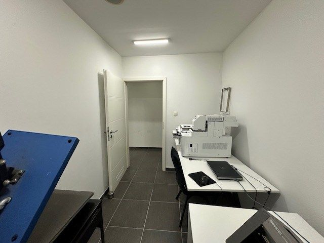 Instapklaar handelsruimte op de bekende Pauwengraaf te Maasmechelen foto 7