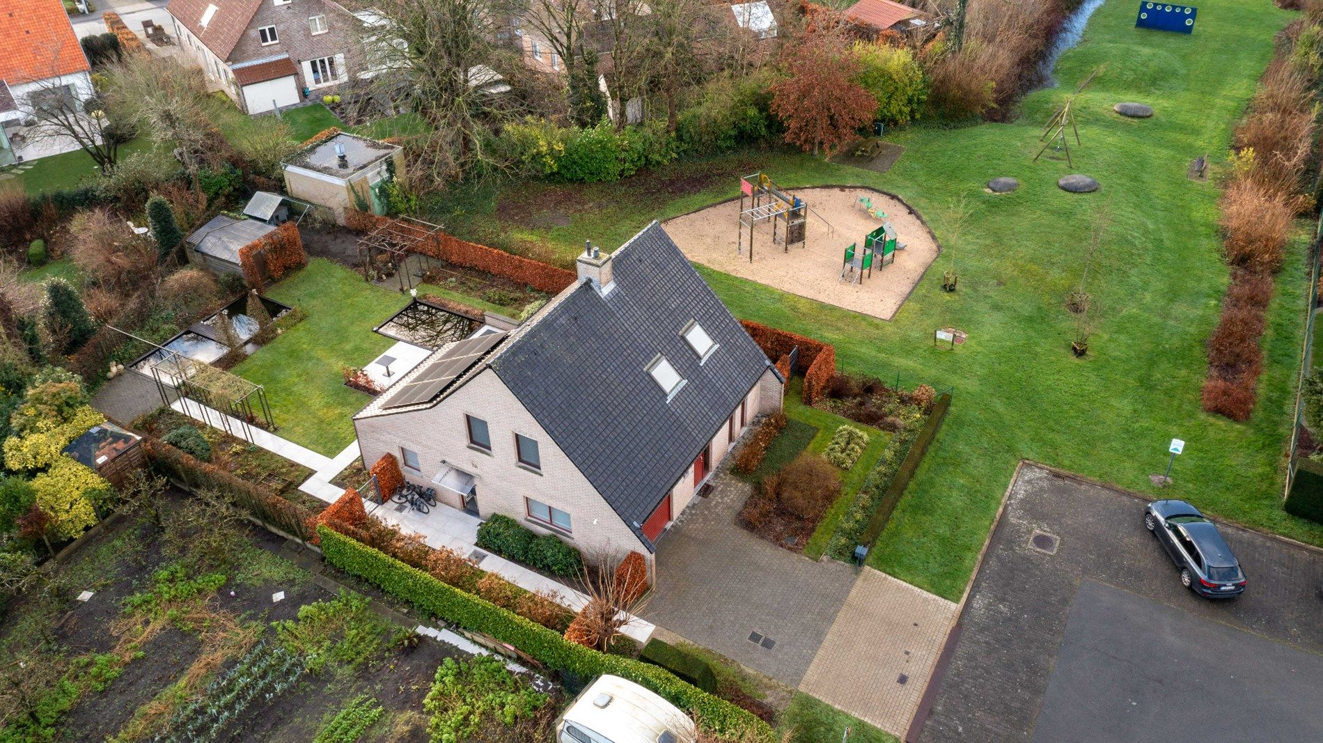 Steeds vernieuwende, energiezuinige villa met garage en zongerichte tuin in residentiële, kindvriendelijke buurt te Sint-Kruis. foto 2