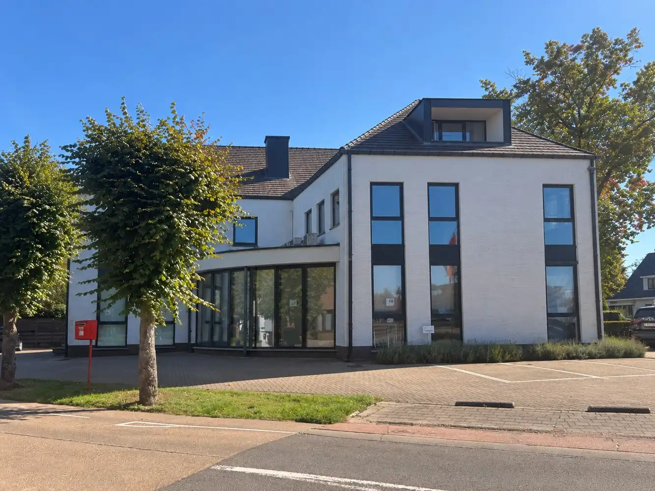 Ruim en veelzijdige kantoorruimte op toplocatie aan de Genkersteenweg in Hasselt! foto 2