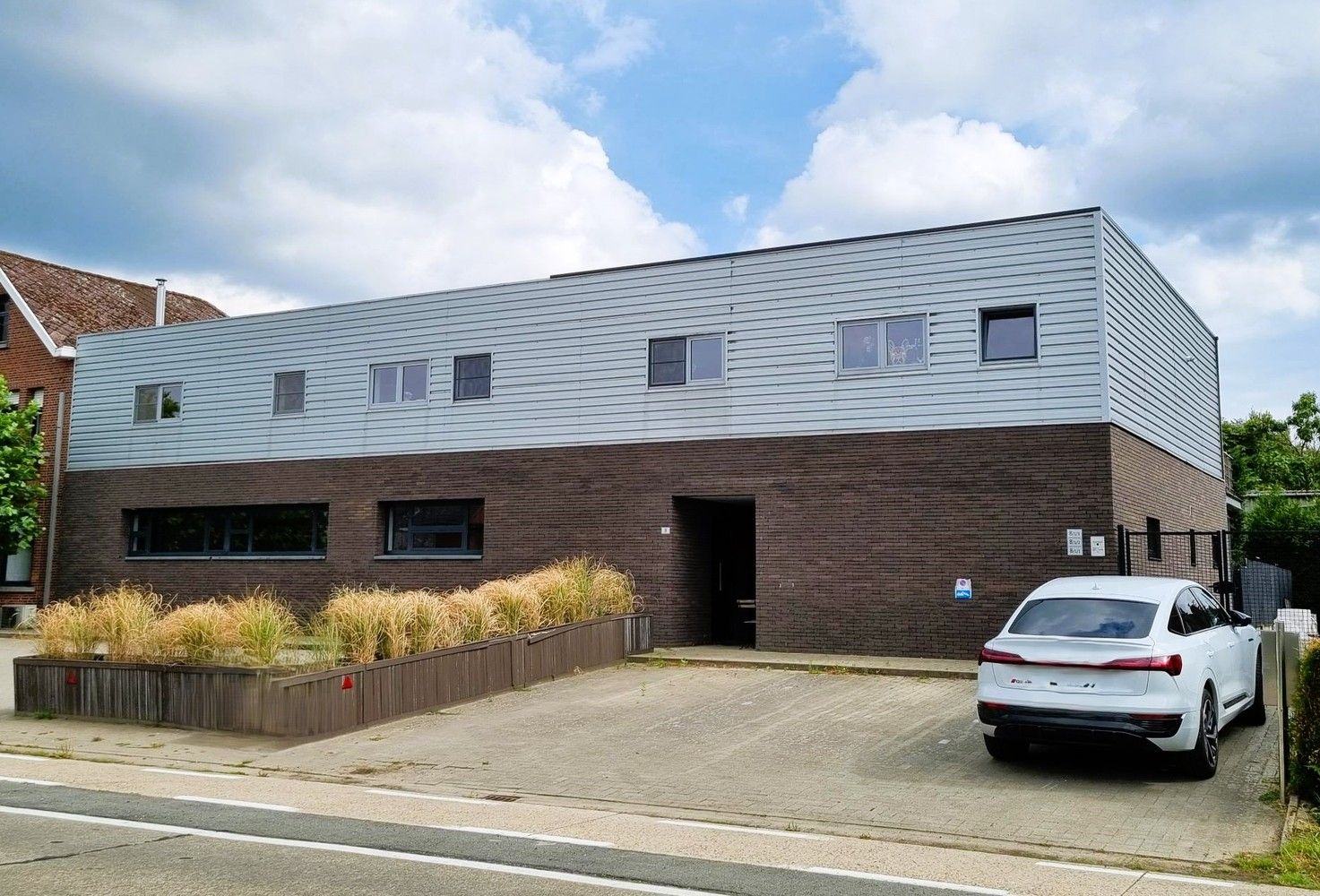 Dakappartement met 2 slaapkamers, ruim terras en tuin. Staanplaats inbegrepen. foto {{pictureIndex}}