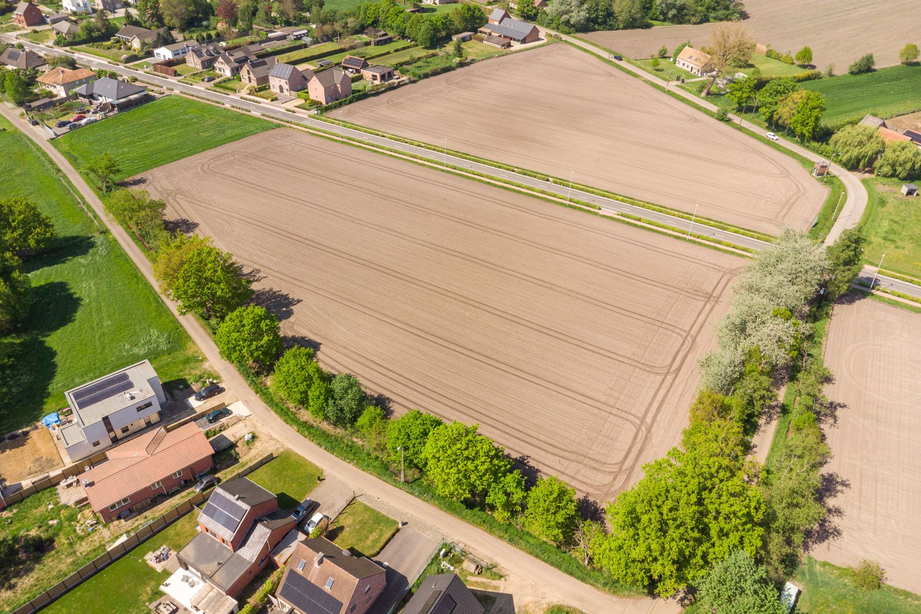 Uitgestrekte landbouwgrond van bijna 3 hectare. foto 2