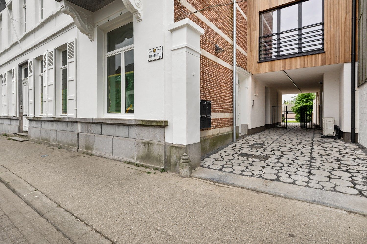 Gerenoveerde kantoorruimte in historisch pand in het centrum van Wijnegem! foto 2