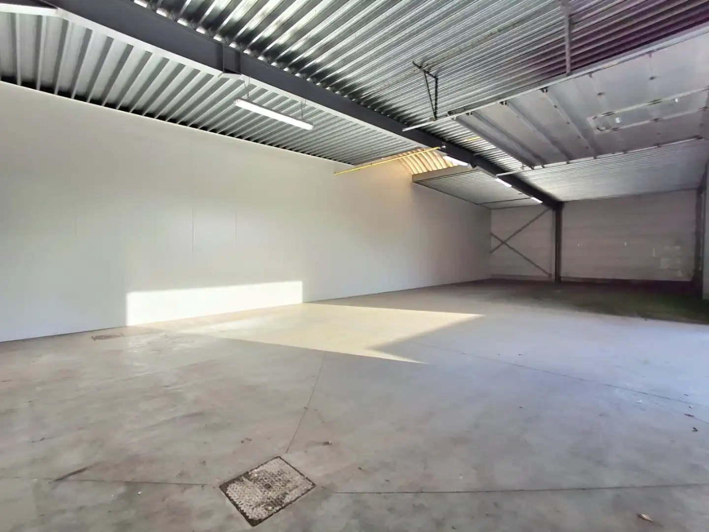 LOODS VAN CA. 240 M² TE HUUR IN RUISELEDE foto 2