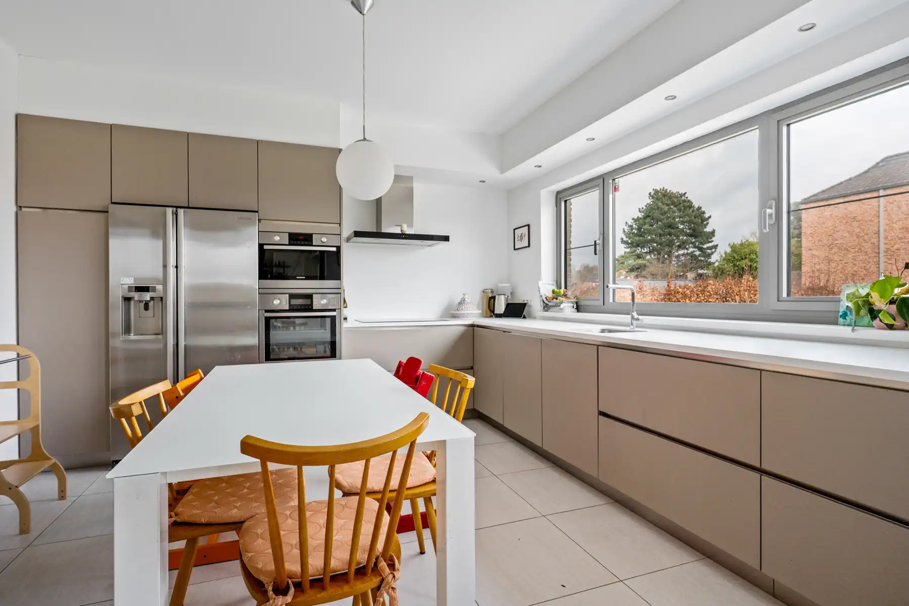 Villa met 5 slpk, 2 badkamers, ruime tuin, garage en kelder foto 11