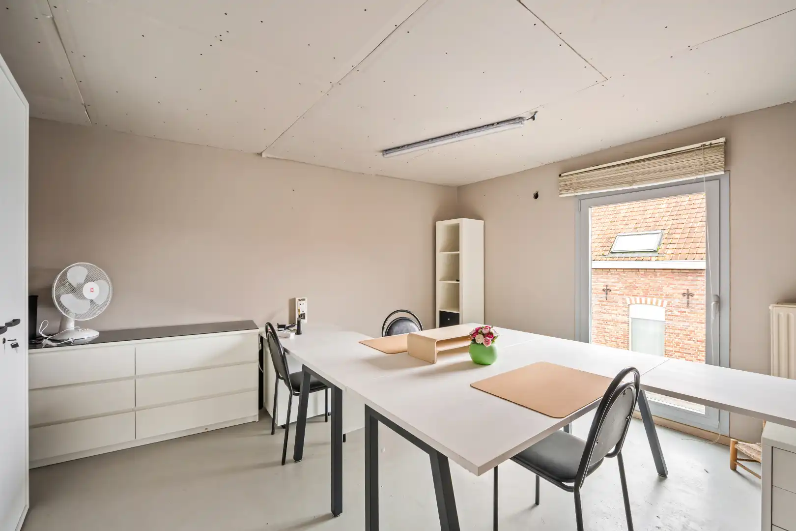 Verrassend ruime woning met grote garage en polyvalente ruimte in de dorpskern van Boezinge! foto 22