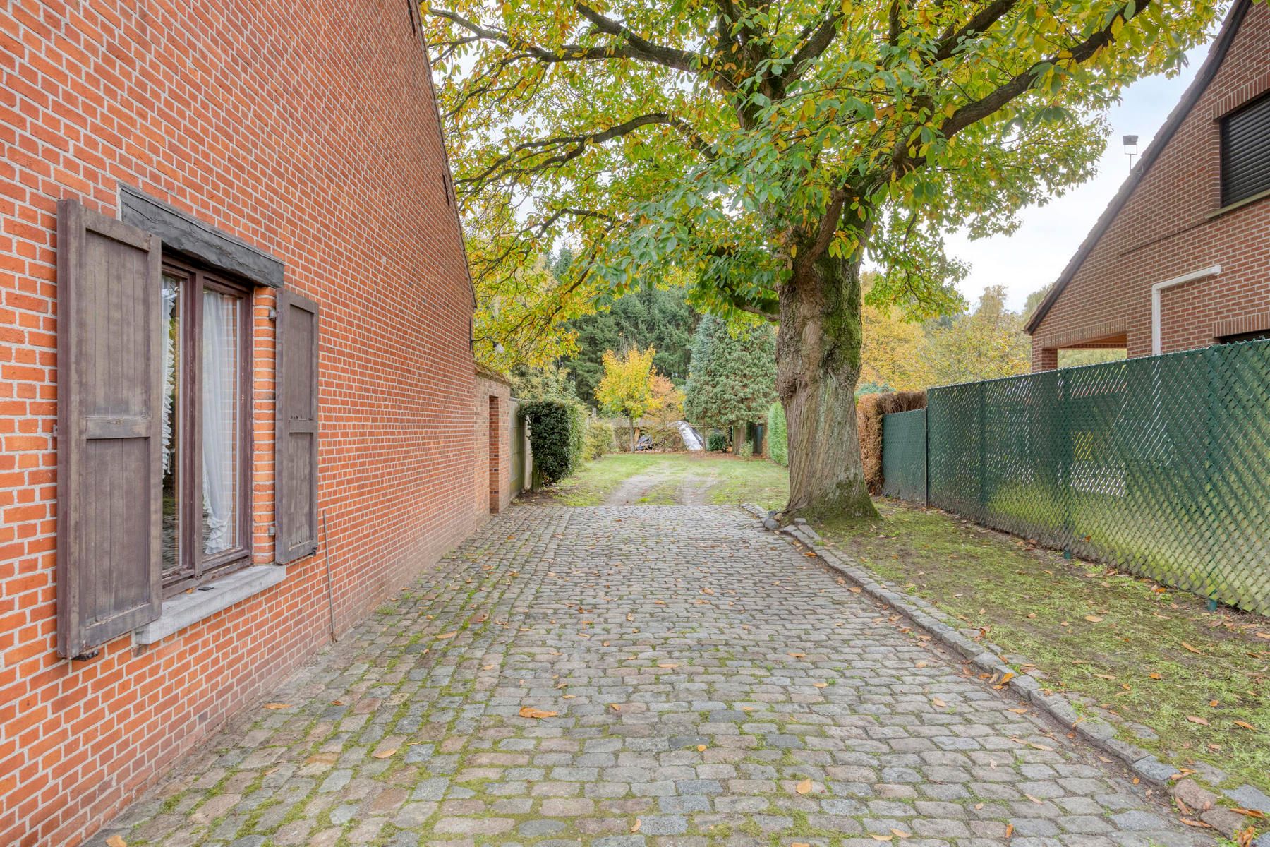 Karaktervolle te renoveren woning op perceel van 37a20ca! foto 31