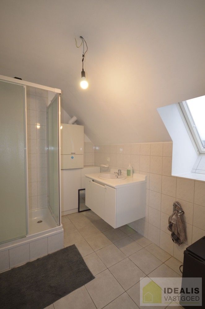 IDEALIS VASTGOED – KNAP GERENOVEERD DAKAPPARTEMENT MET 1 SLAAPKAMER, AANGENAME LEEFRUIMTE EN EXTRA BERGRUIMTE. Zeer geschikt voor kandidaten op zoek naar betaalbare woonruimte vlak bij de stadskern van Bree! foto 7