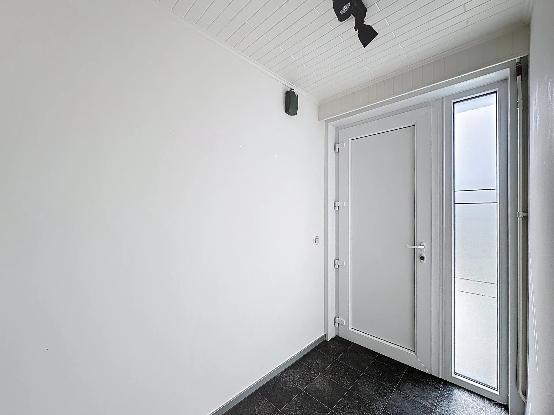 Verrassend ruime woning met 5 slaapkamers en 2 badkamers op groot perceel. foto 4