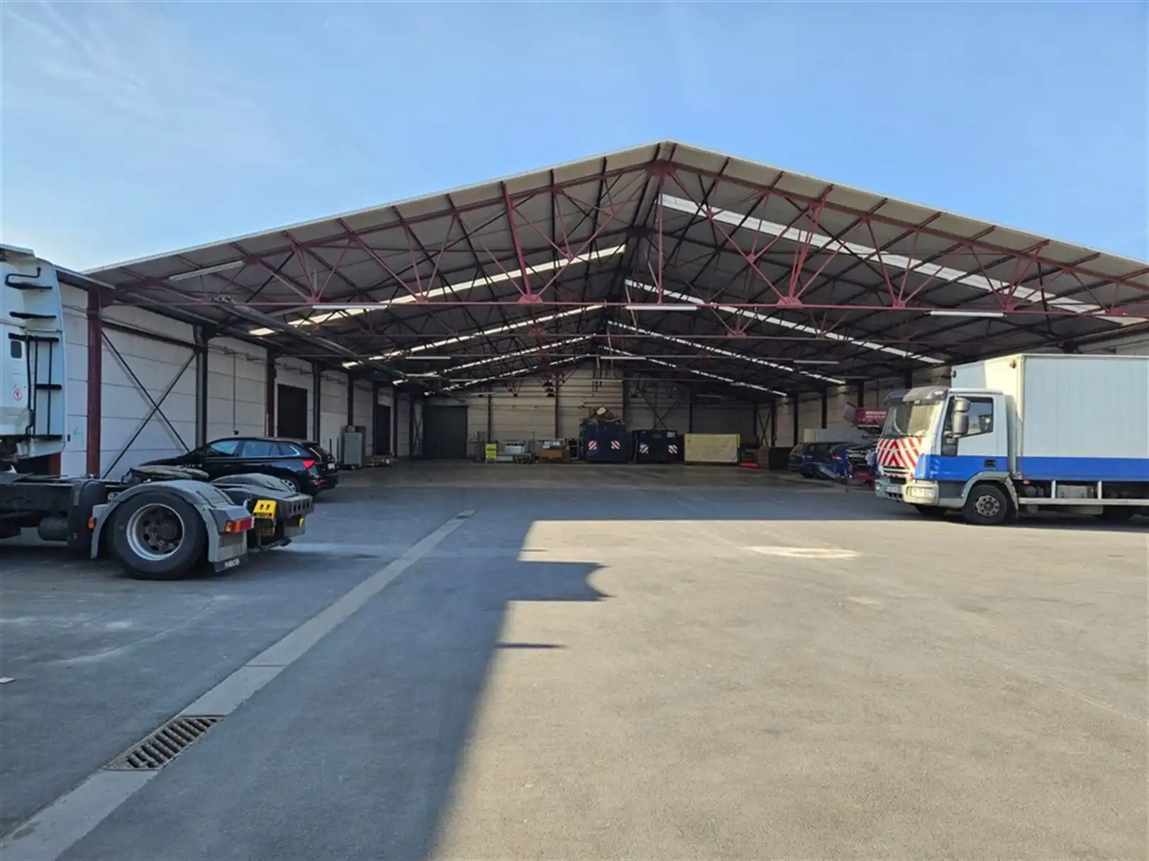 Magazijn met laadkades en kantoren foto 7