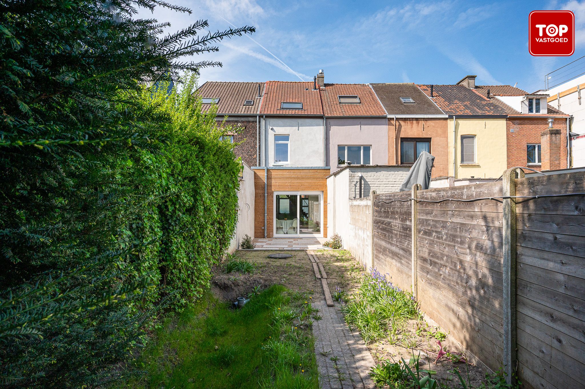 Totaal gerenoveerde woning (2024) met tuin en garage.  foto {{pictureIndex}}