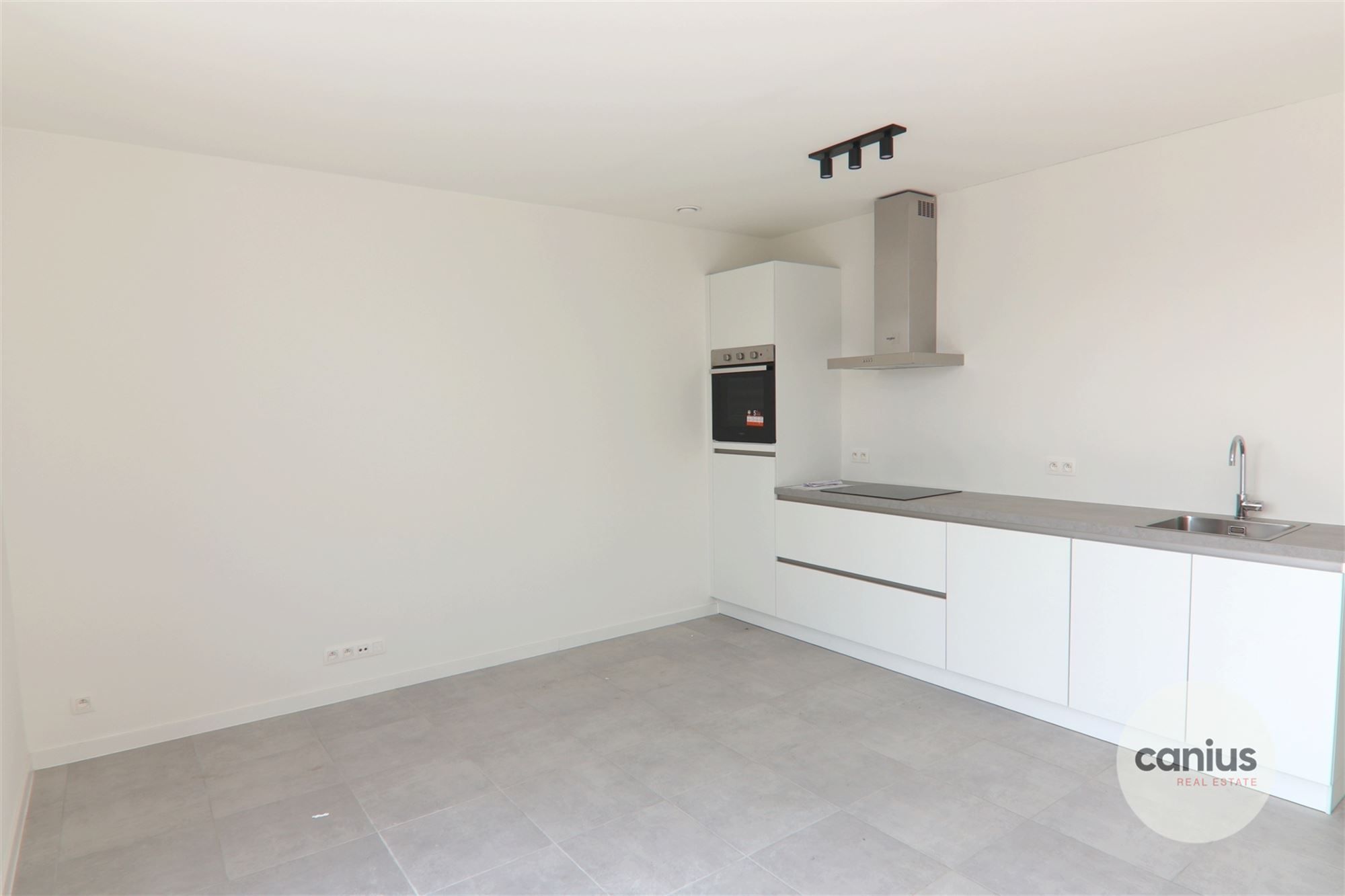 GESCHILDERDE PENTHOUSE IN HARTJE HASSELT MET 1 SLK + 2 TERRASSEN & PARKING foto 3