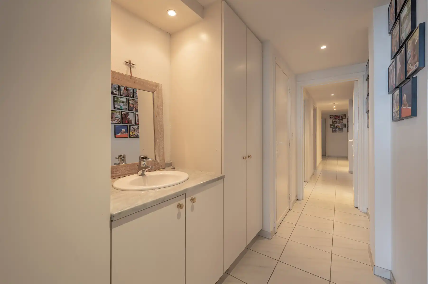 Mooi ongemeubeld appartement met frontaal zeezicht  foto 6
