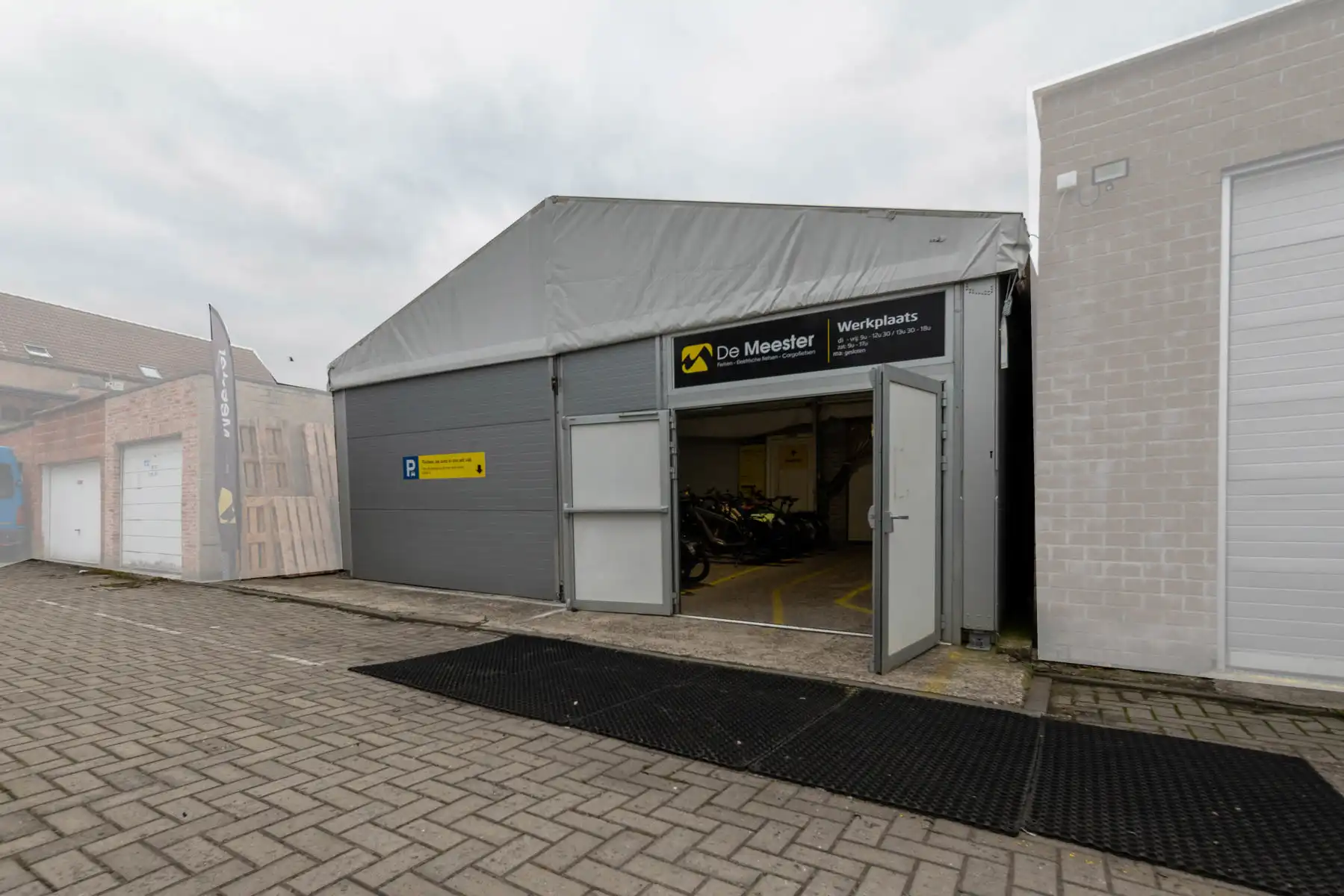 Centraal gelegen handelswoonst te Niel. foto 8