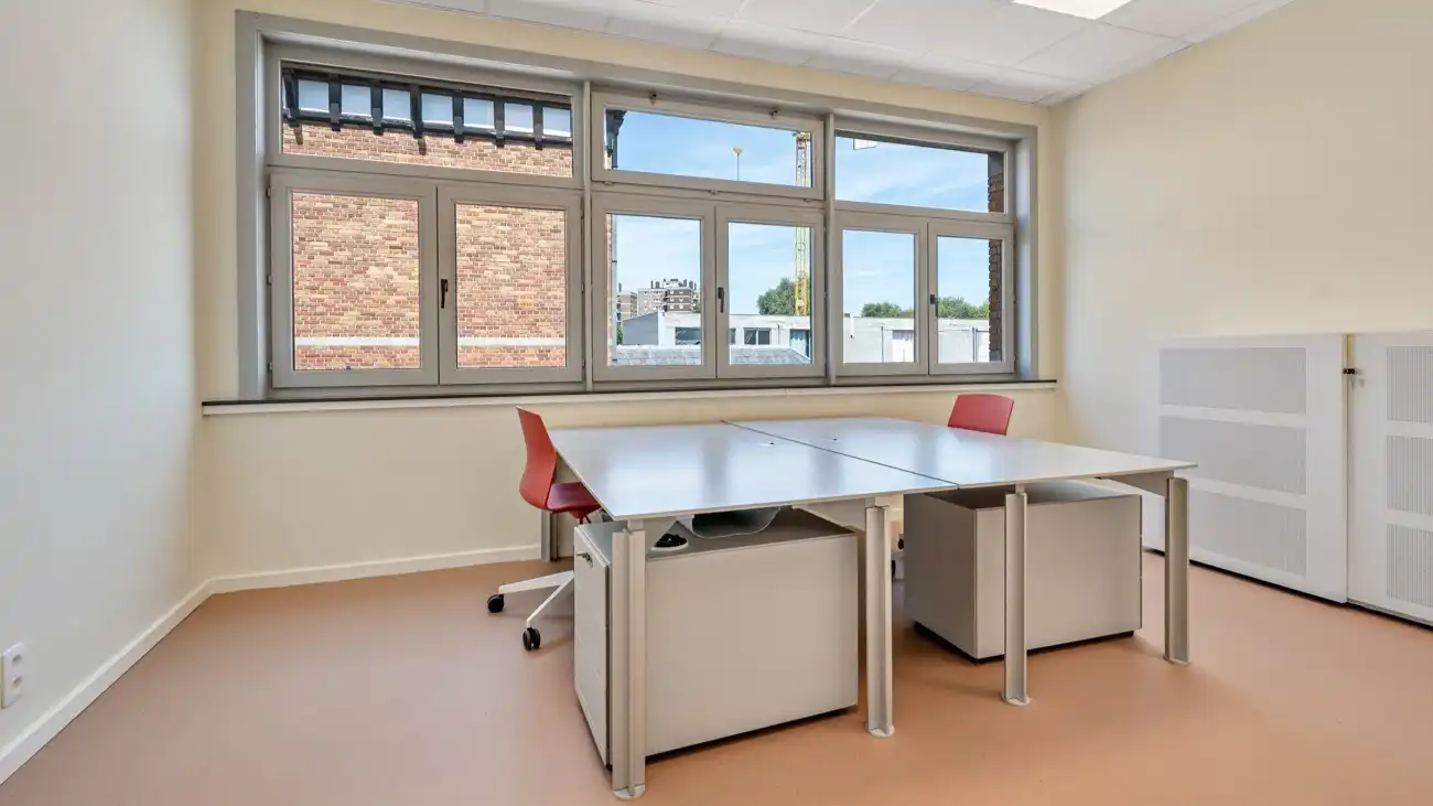 Volledig gerenoveerde kantoren in kleinschalig business center in Gent foto 9