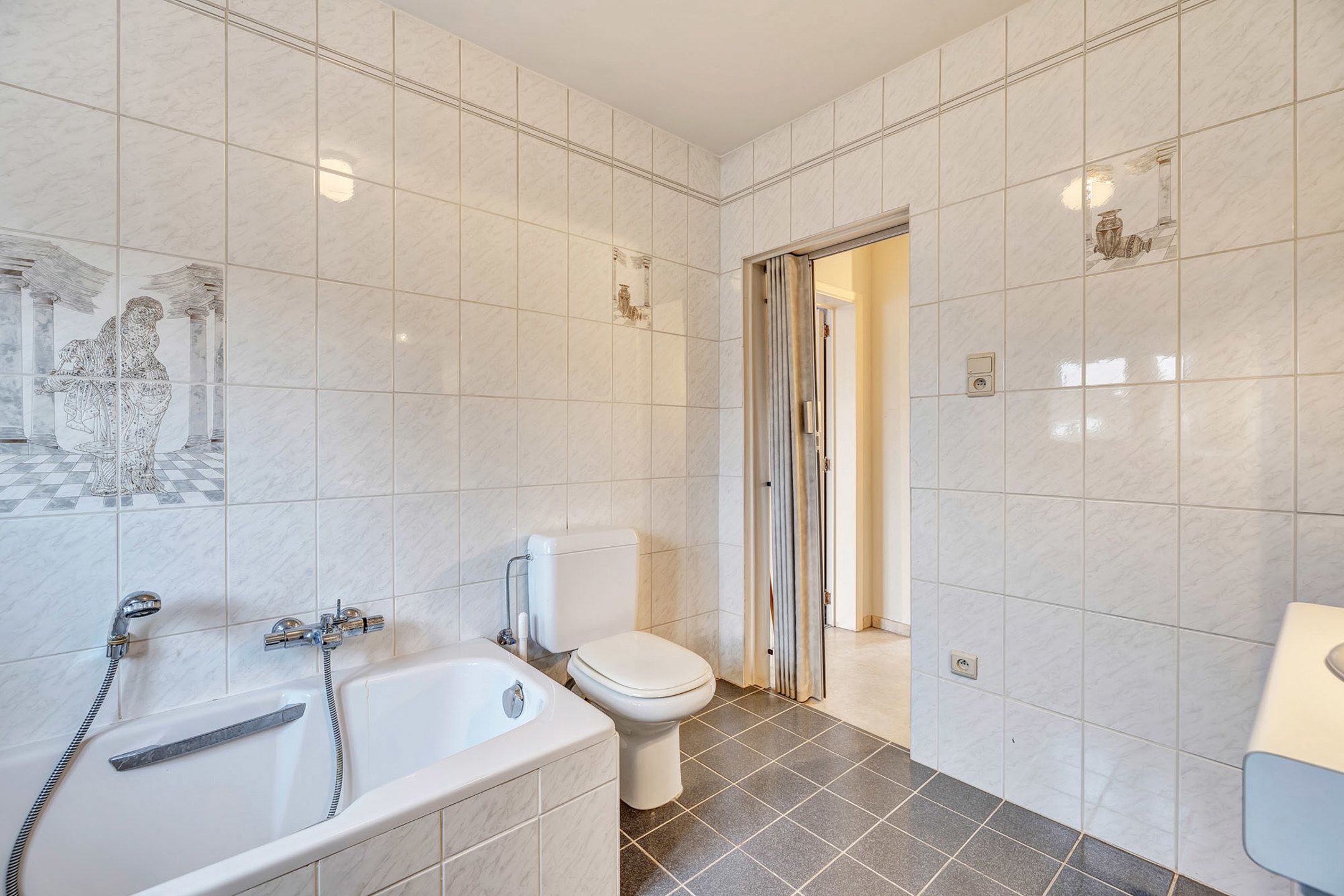 Halfopen bebouwing met garage te koop in Meerbeke! foto 15