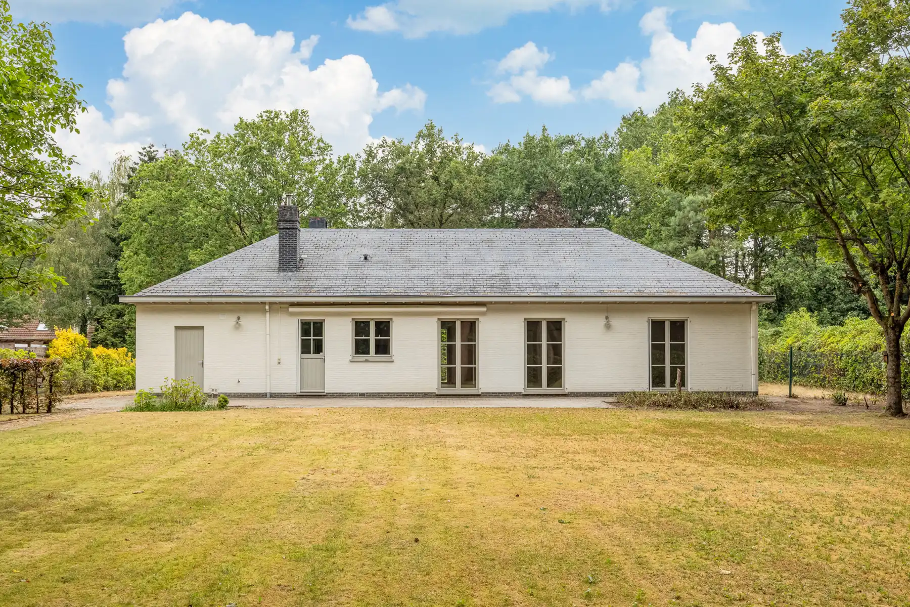 Rustig gelegen te renoveren gelijkvloerse villa op 2265 m² foto 3