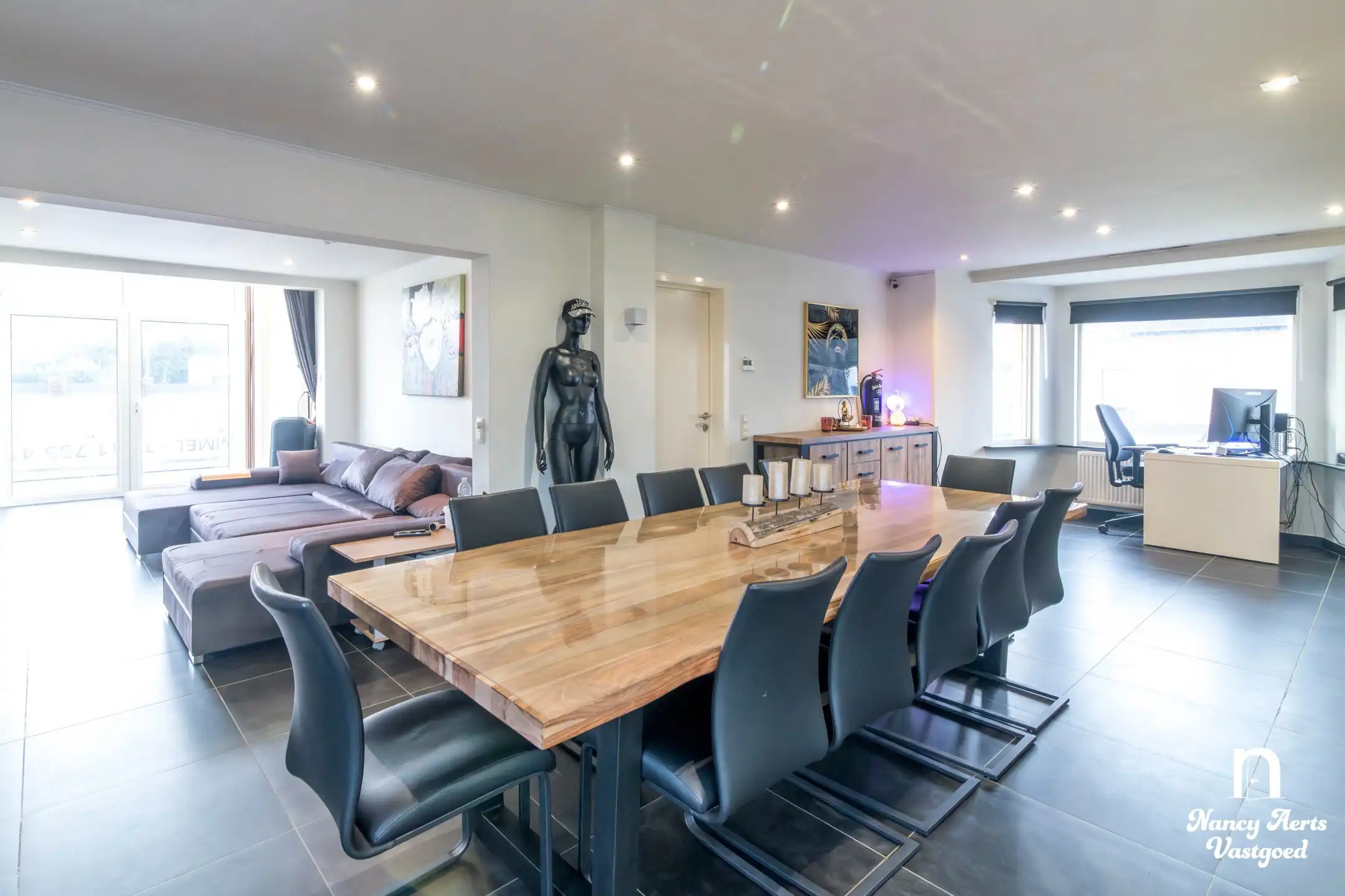 Veelzijdige woning met royale ruimtes en zwembad foto 4
