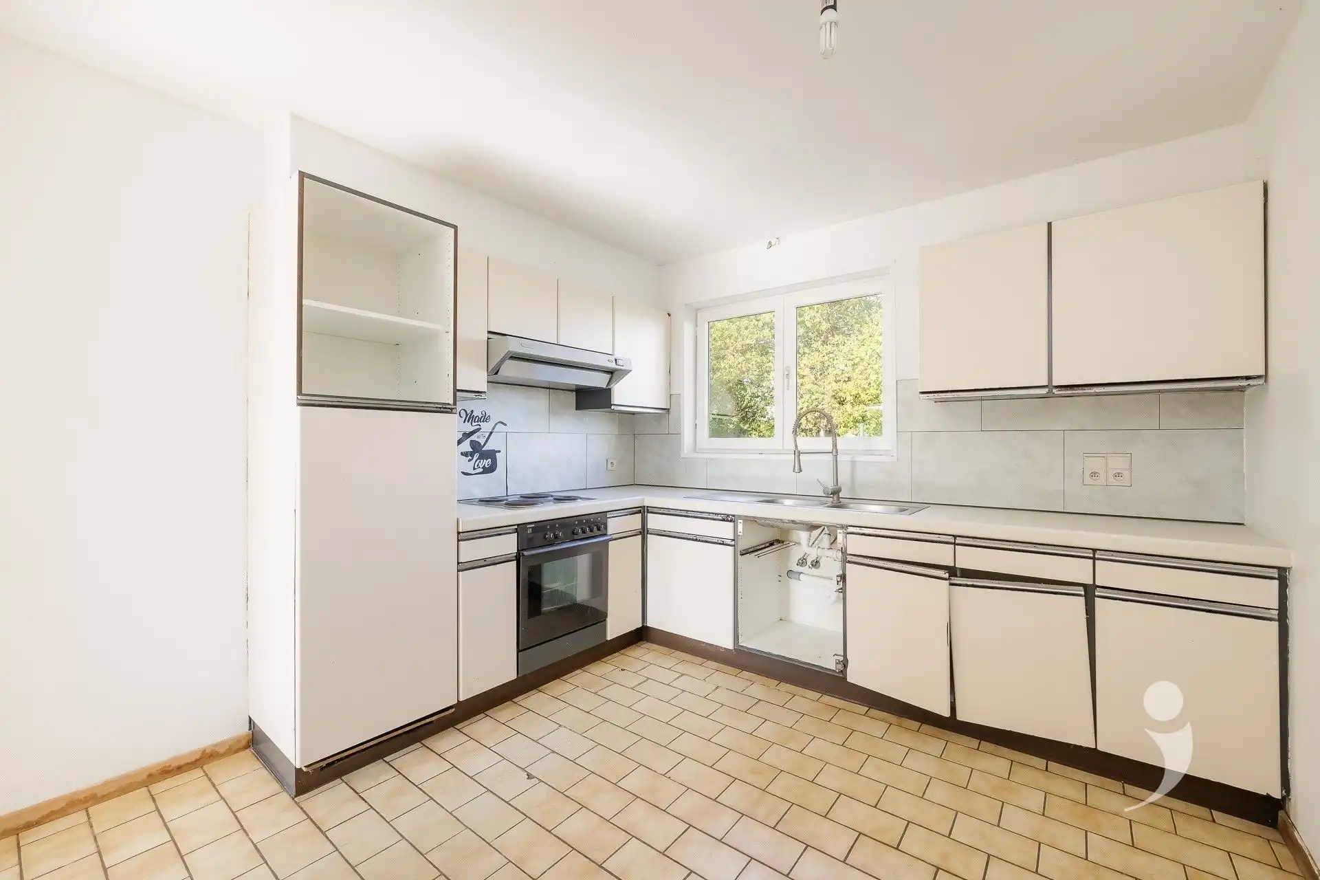Ruime te renoveren woning met 3 slaapkamers foto 3