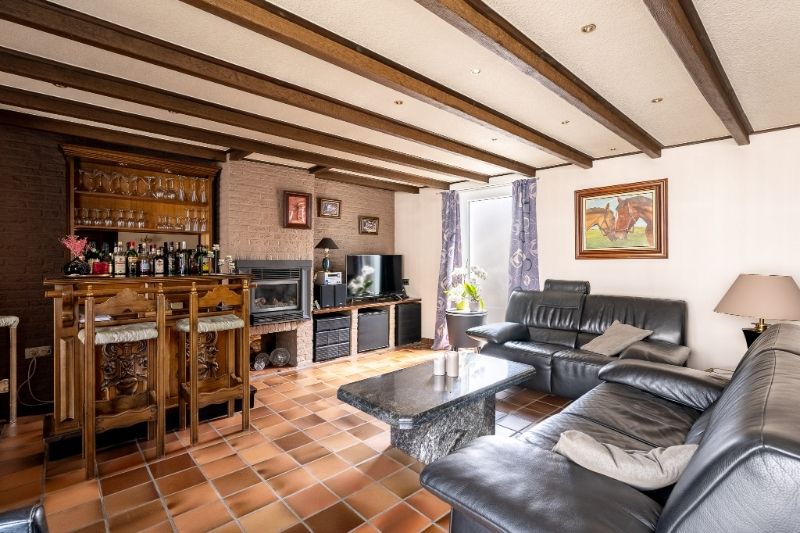 Woning met brede oprit en dubbele garage foto 12