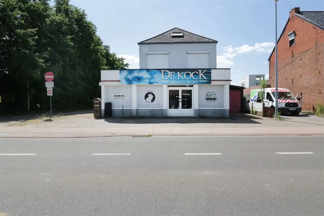 handelszaak met magazijn op zeer zichtbare locatie foto {{pictureIndex}}