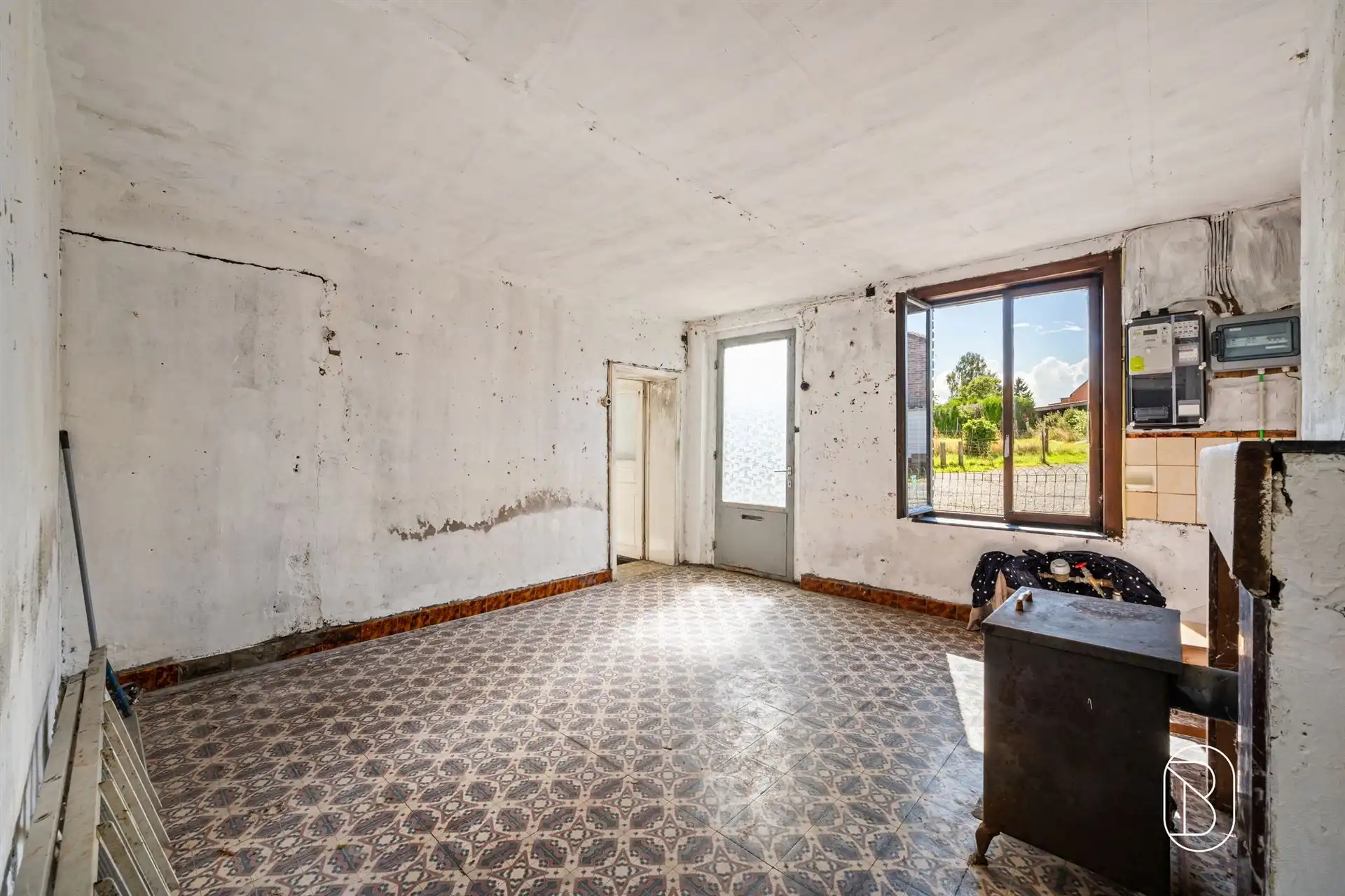 Volledig te renoveren woning, veel potentieel! foto 32