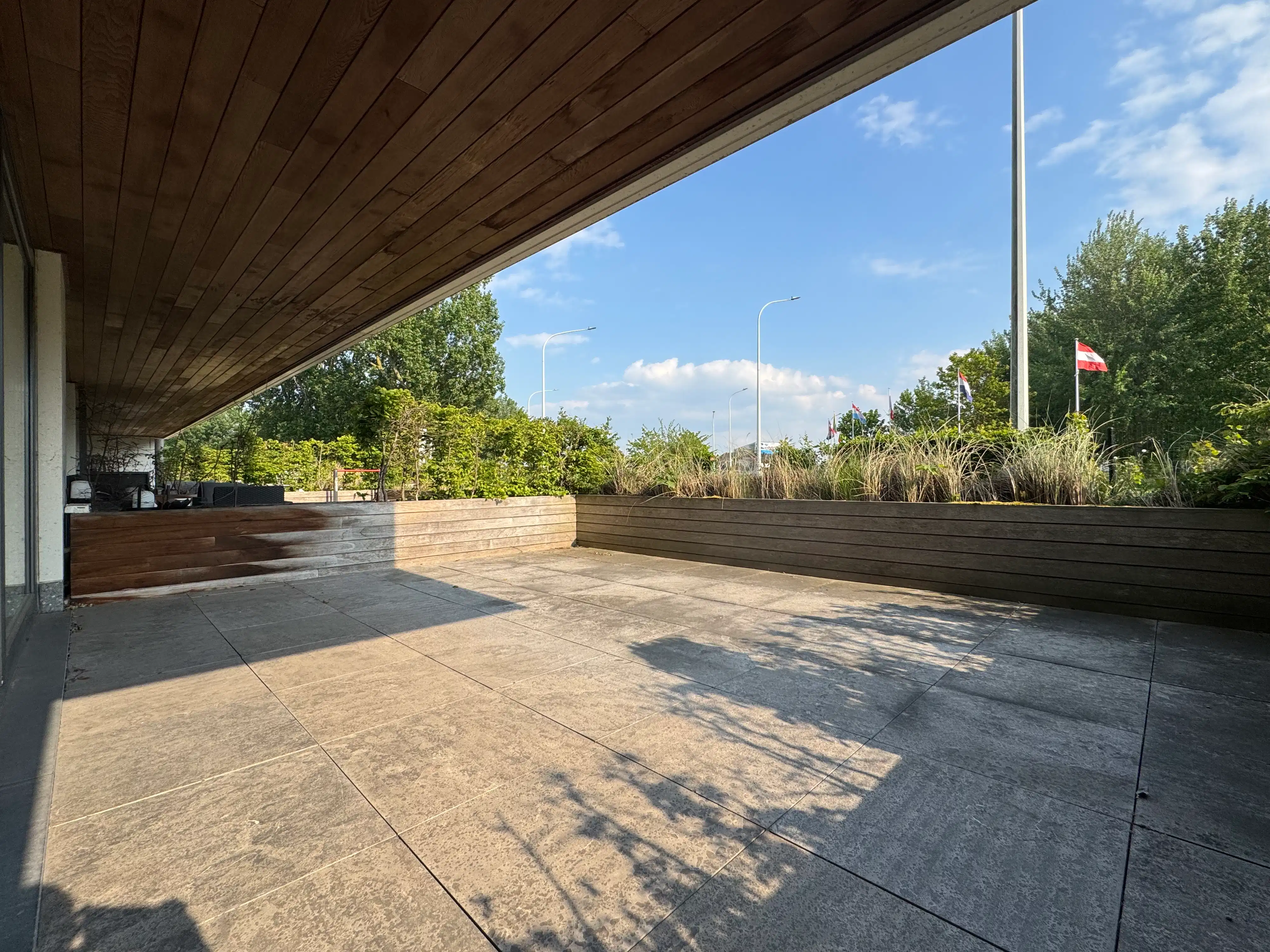 Lichtrijk gelijkvloers appartement met ruim terras foto 3