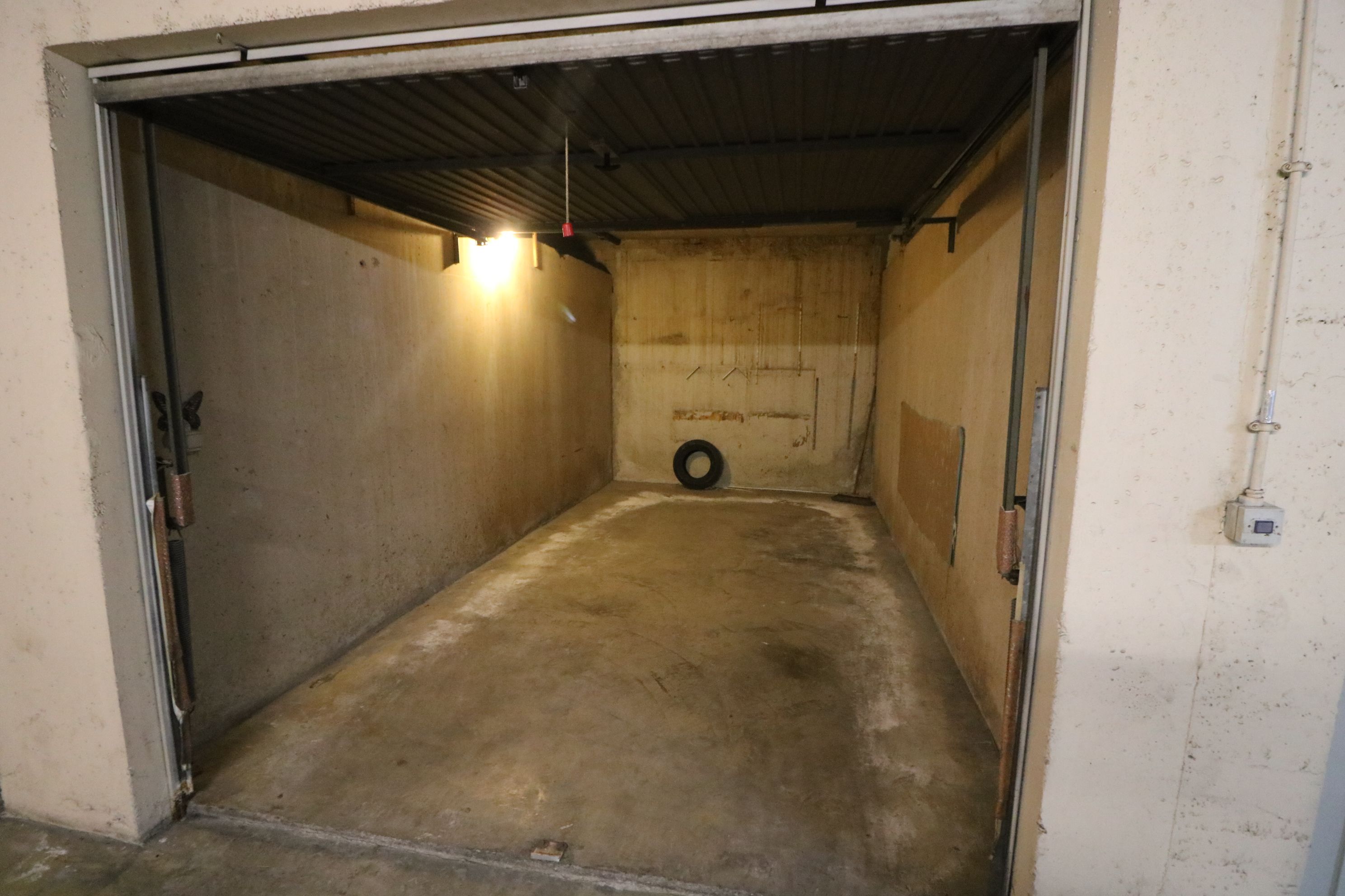 Ruime garagebox vlakbij de Zeedijk.  foto 2