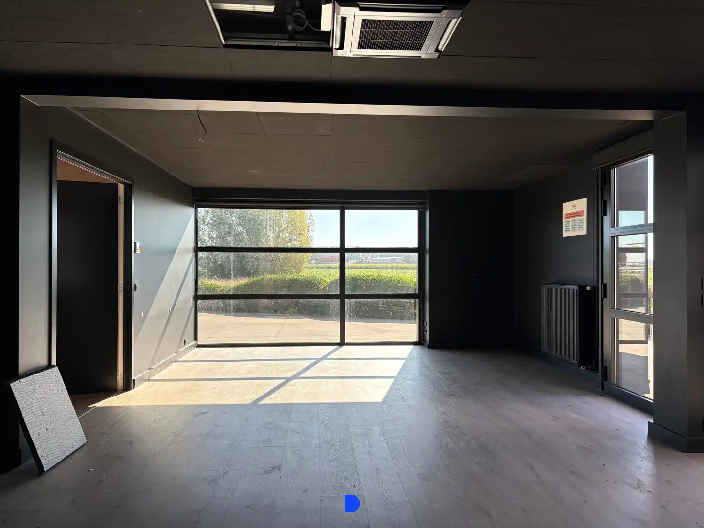 Bedrijfsgebouw op uitstekende zichtlocatie langs de Ring (R32) te Roeselare. foto 14