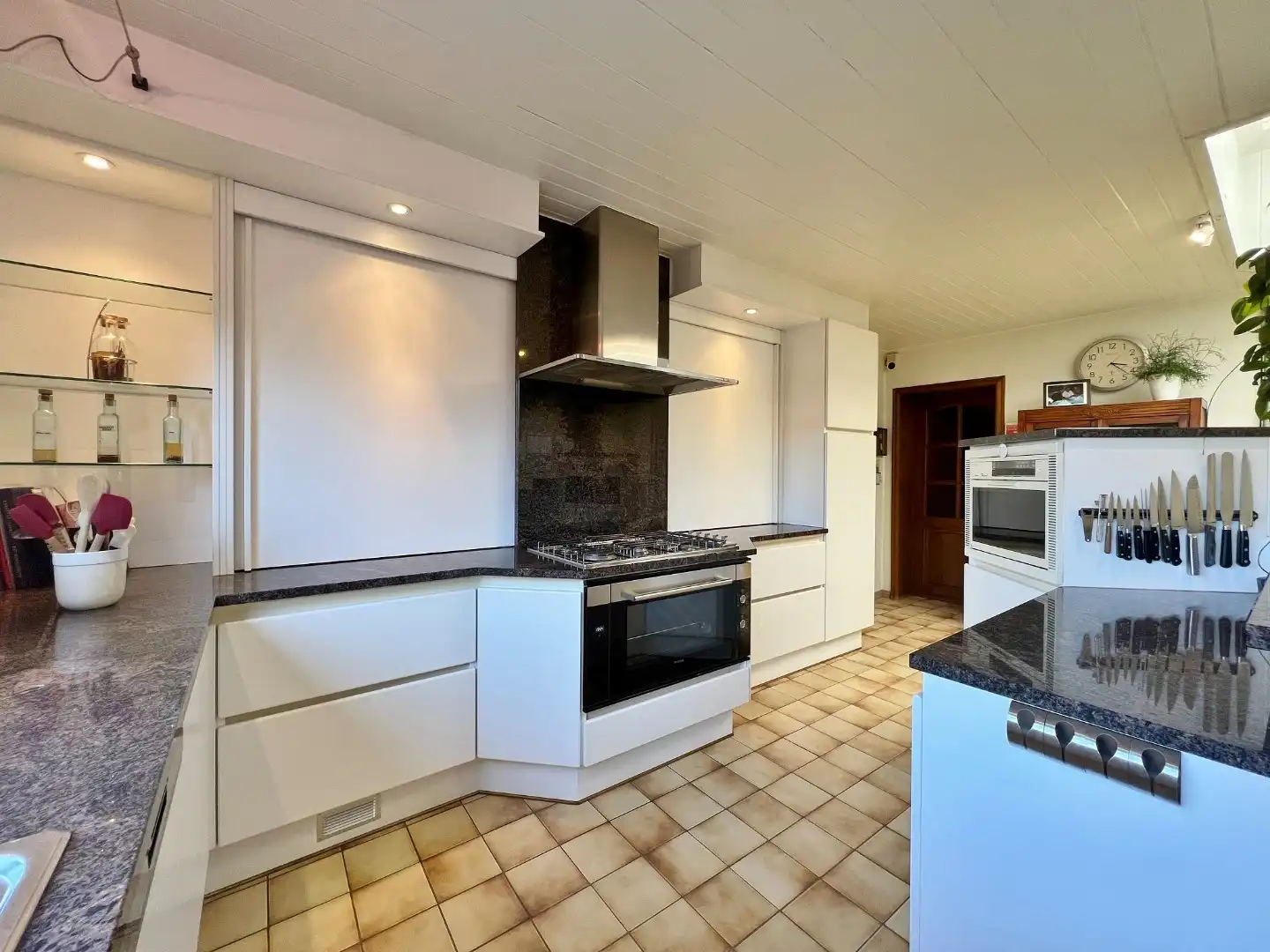 Verrassend ruime, verzorgde woning met dubbele garage en zonnige tuin.  foto 9