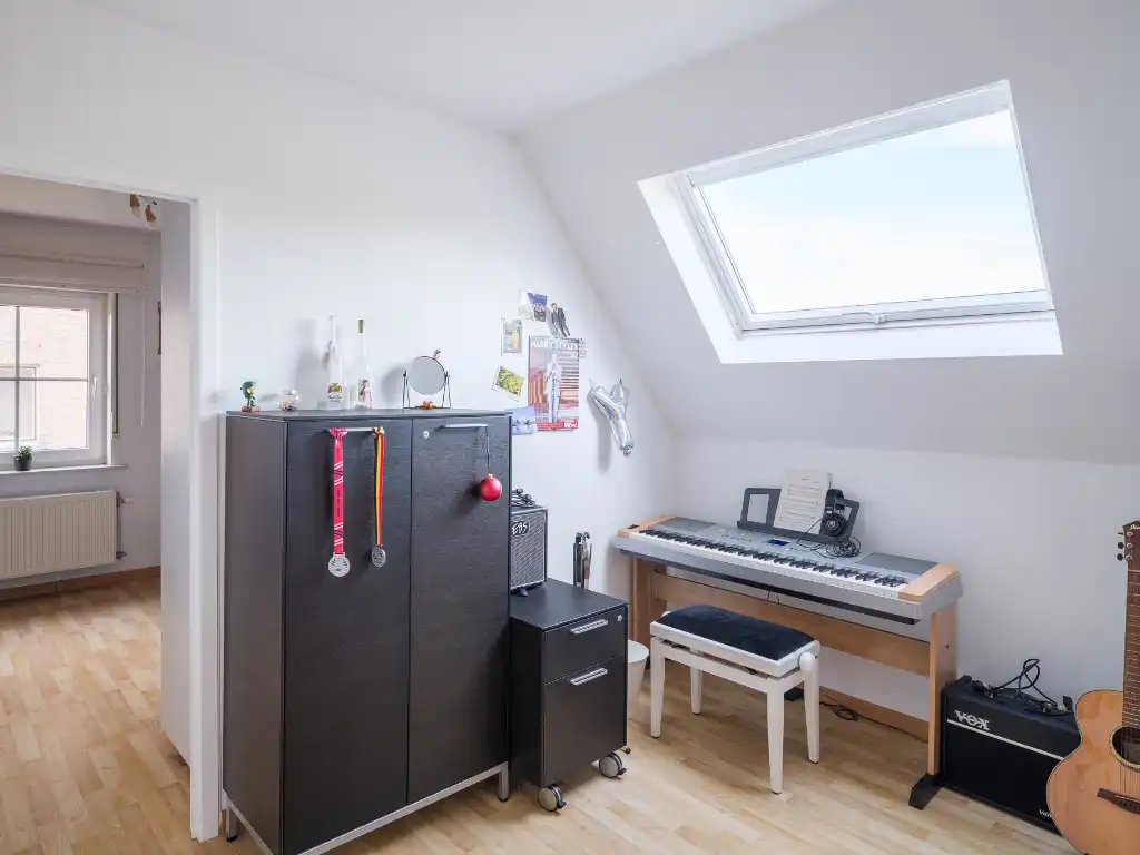 Karaktervolle gezinswoning met 4 slaapkamers, een bijbouw en een volwassen tuin foto 15