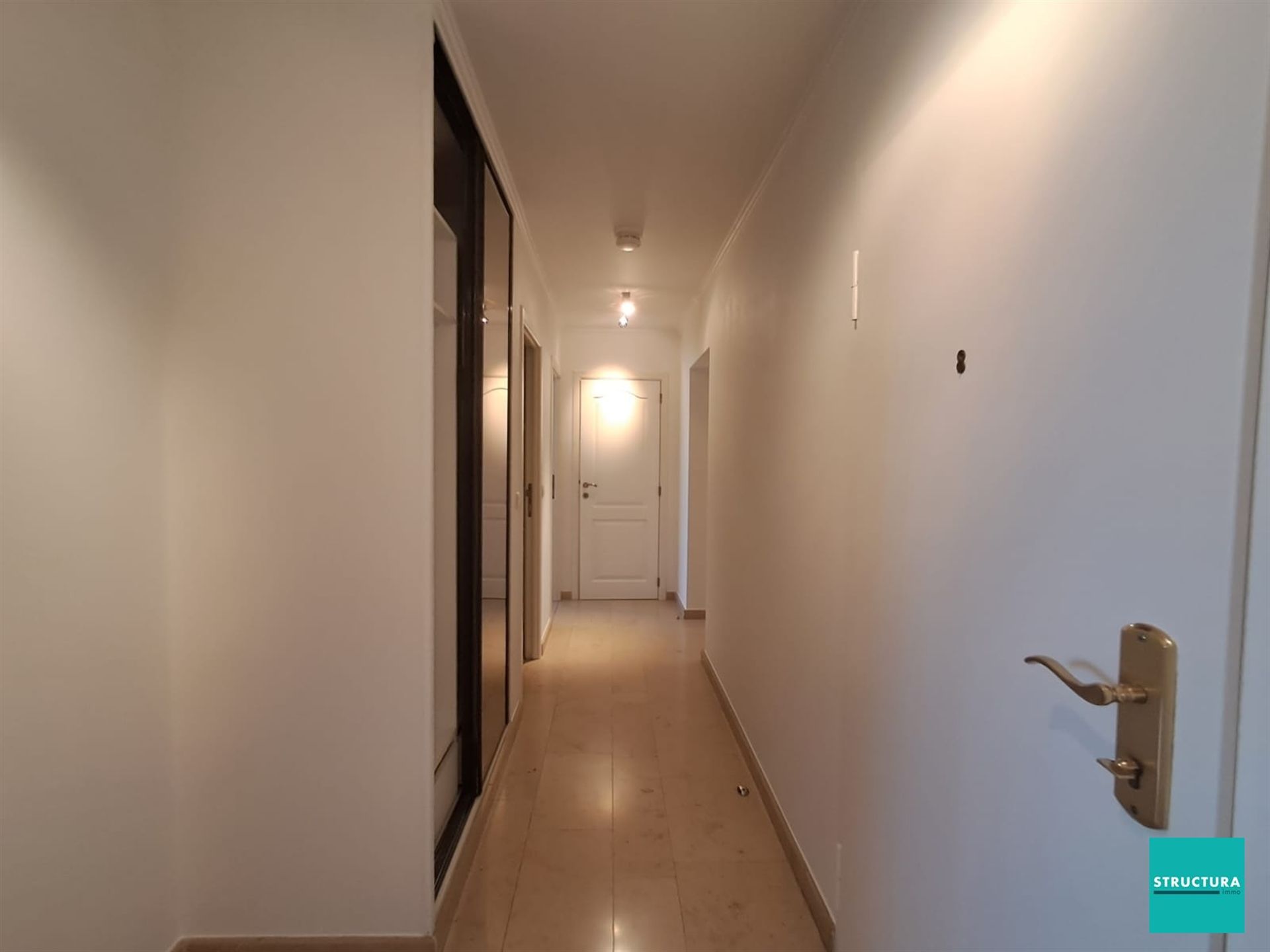 Ruim penthouse met drie slaapkamers, kelderberging en garage op toplocatie. foto 16