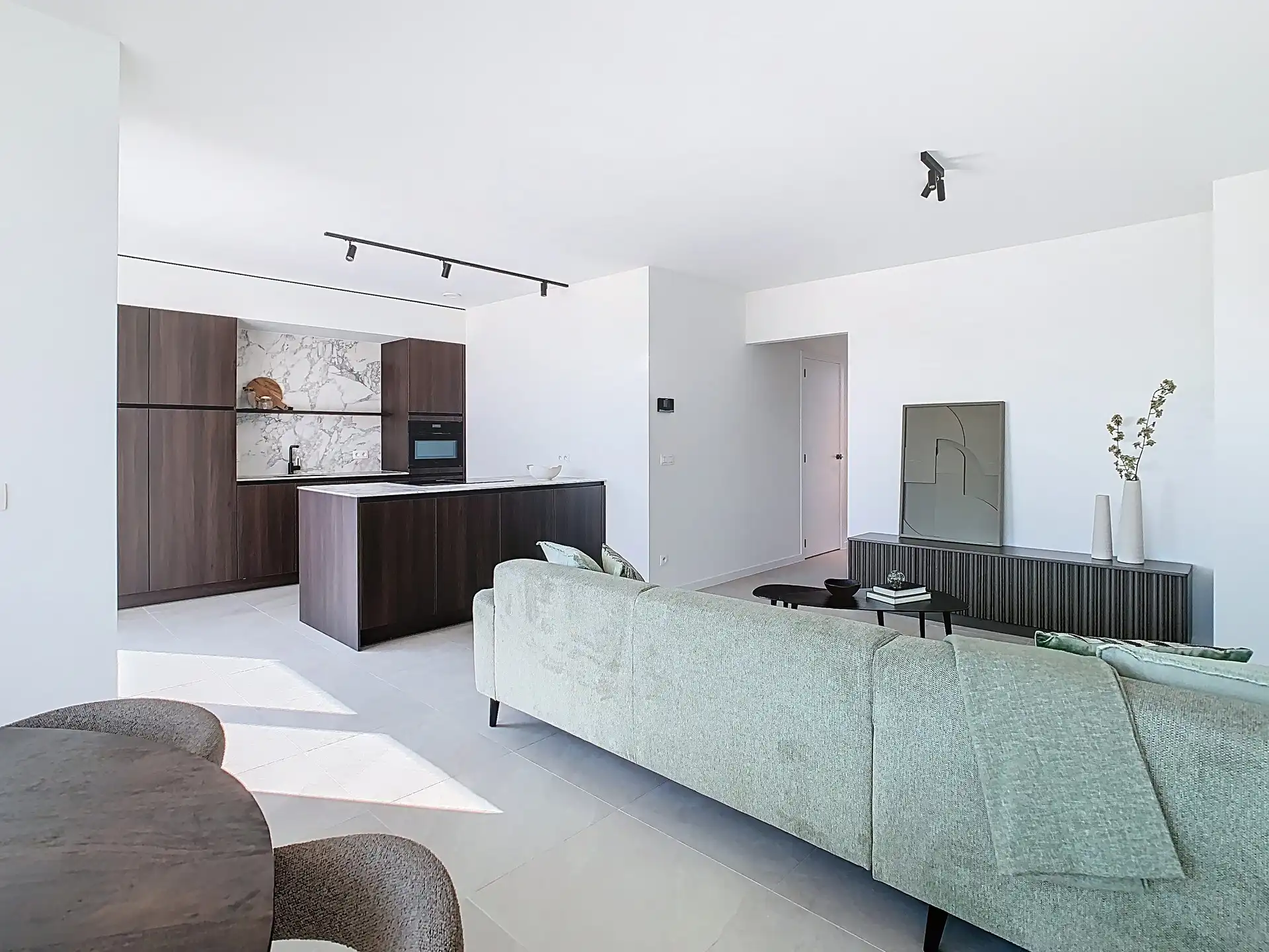 Moderne halfopen gezinswoning met 3 slaapkamers, ruime tuin en garage foto 3