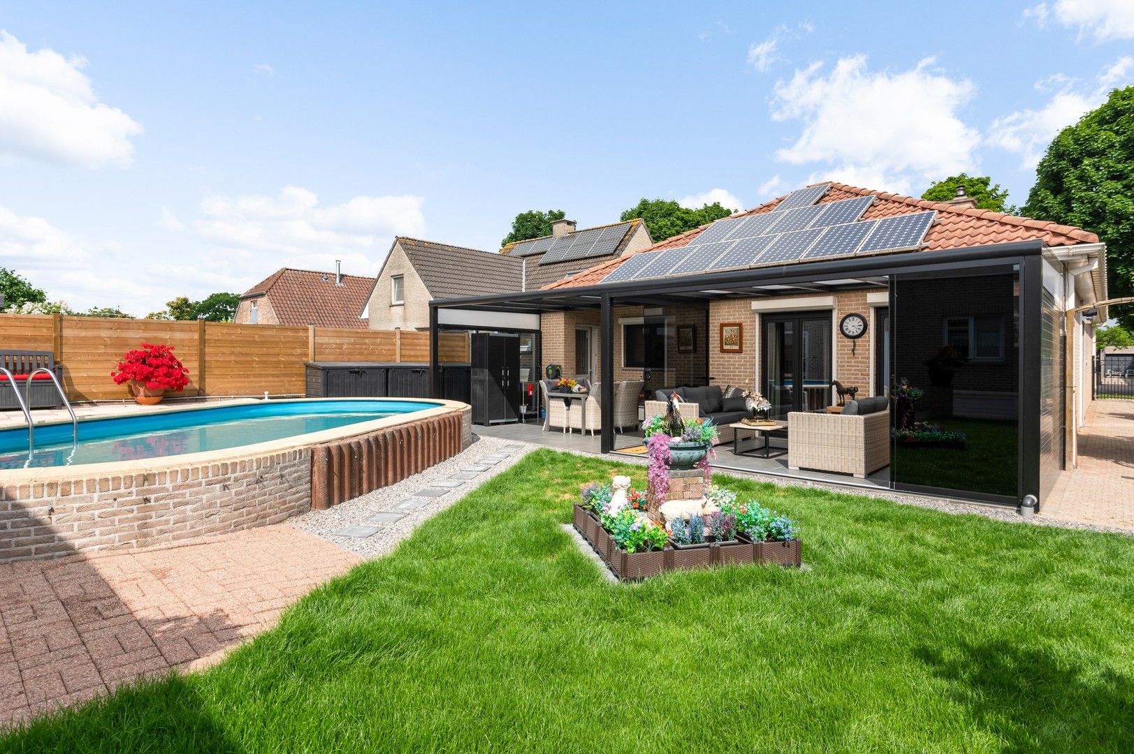Knappe laagbouwwoning en groot bijgebouw met tuin en zwembad foto 13