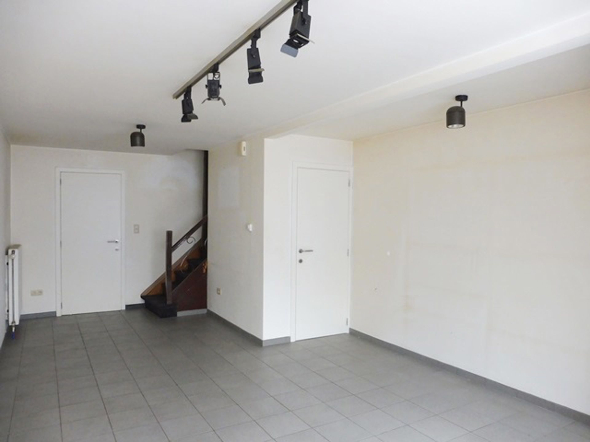 Woning met vier garageboxen op uitstekende locatie foto 3