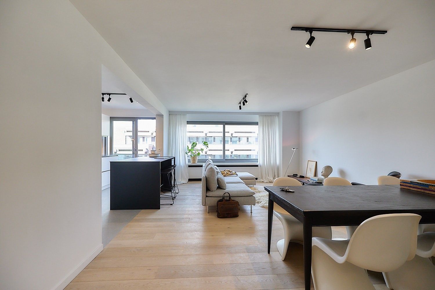 VERKOCHT. Hoogwaardig en bijzonder elegant gerenoveerd appartement met 2 terrassen foto 2