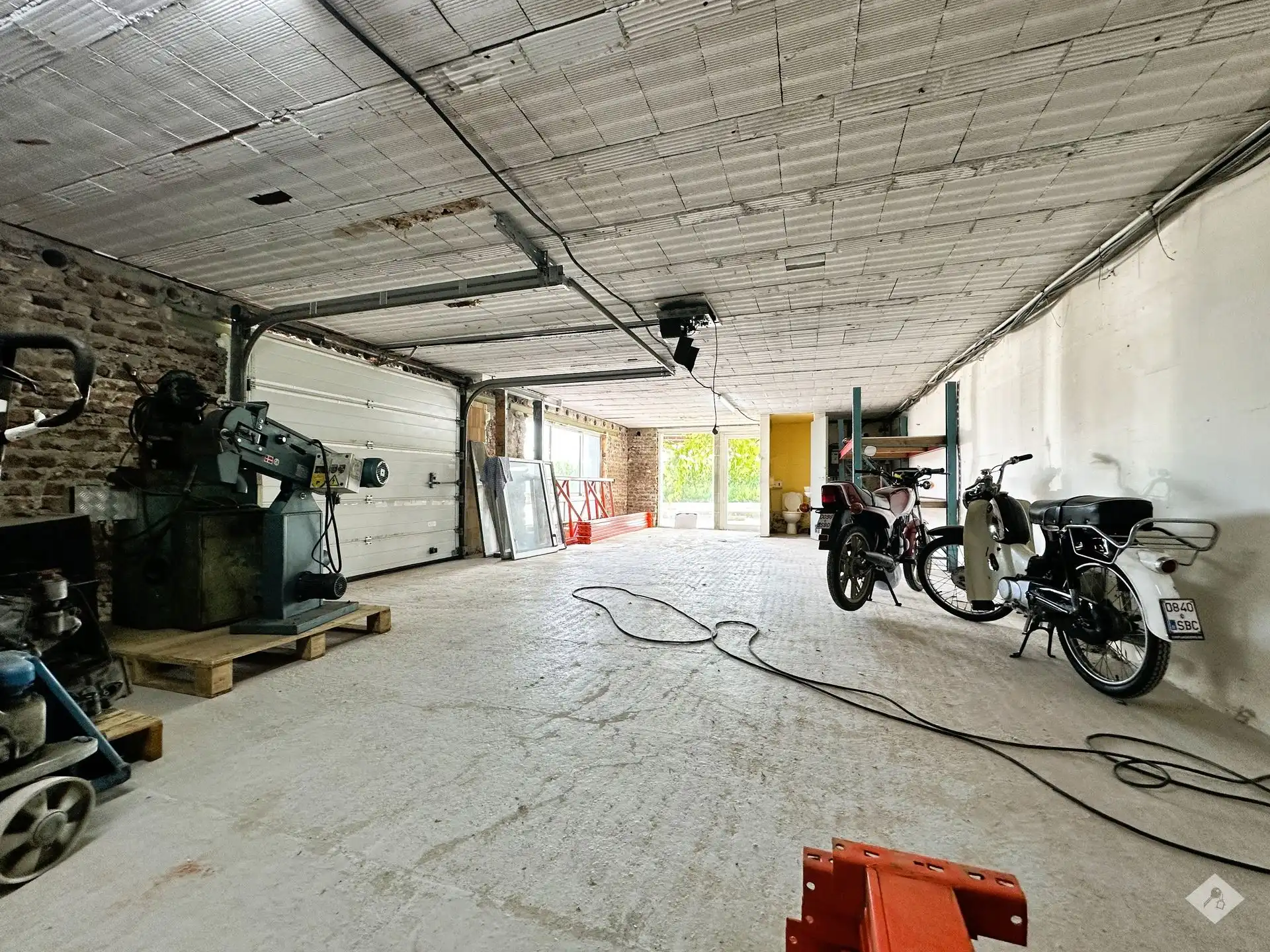Loods te huur in Opwijk 75 m² opslagruimte met alle nutsvoorzieningen inbegrepen foto {{pictureIndex}}
