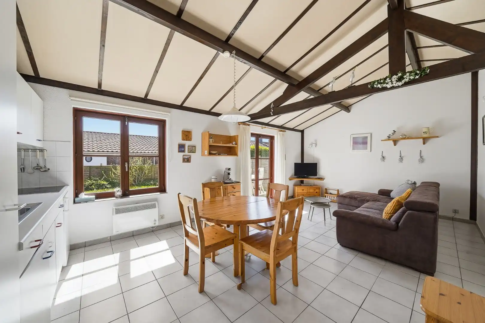 Instapklare vakantiewoning met zonnige tuin en 2 slaapkamers foto {{pictureIndex}}