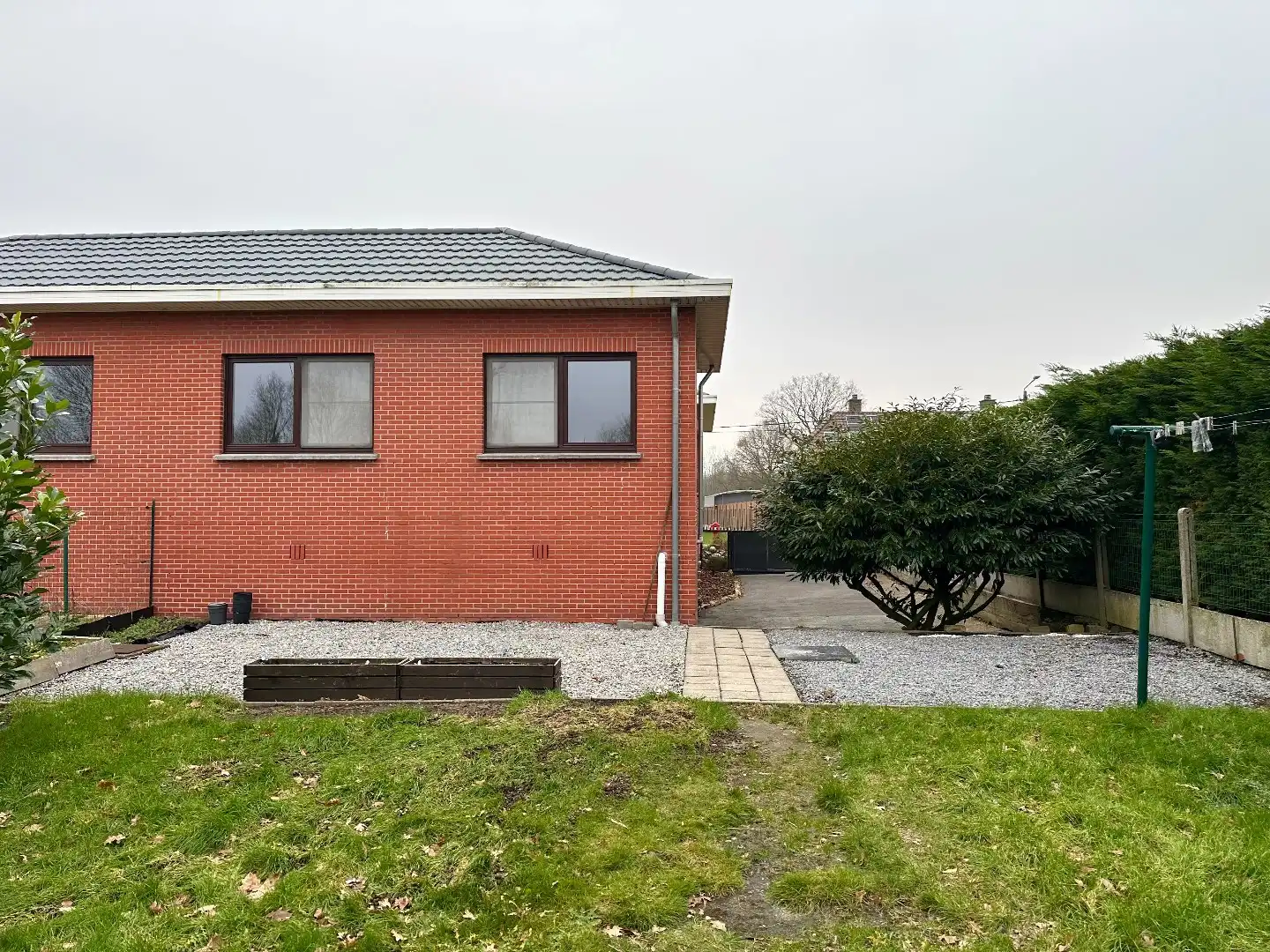 Halfopen woning met ruime tuin foto 24