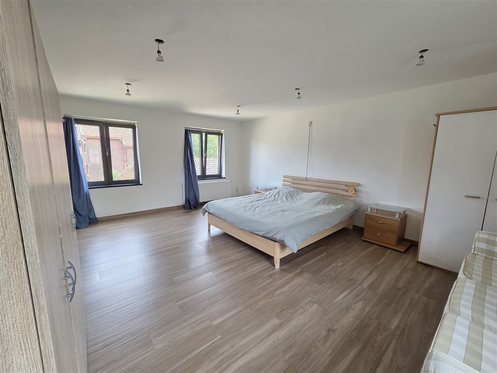 Mooie gerenoveerde energiezuinige  open bebouwing met hangaar en bijgebouwen foto 22