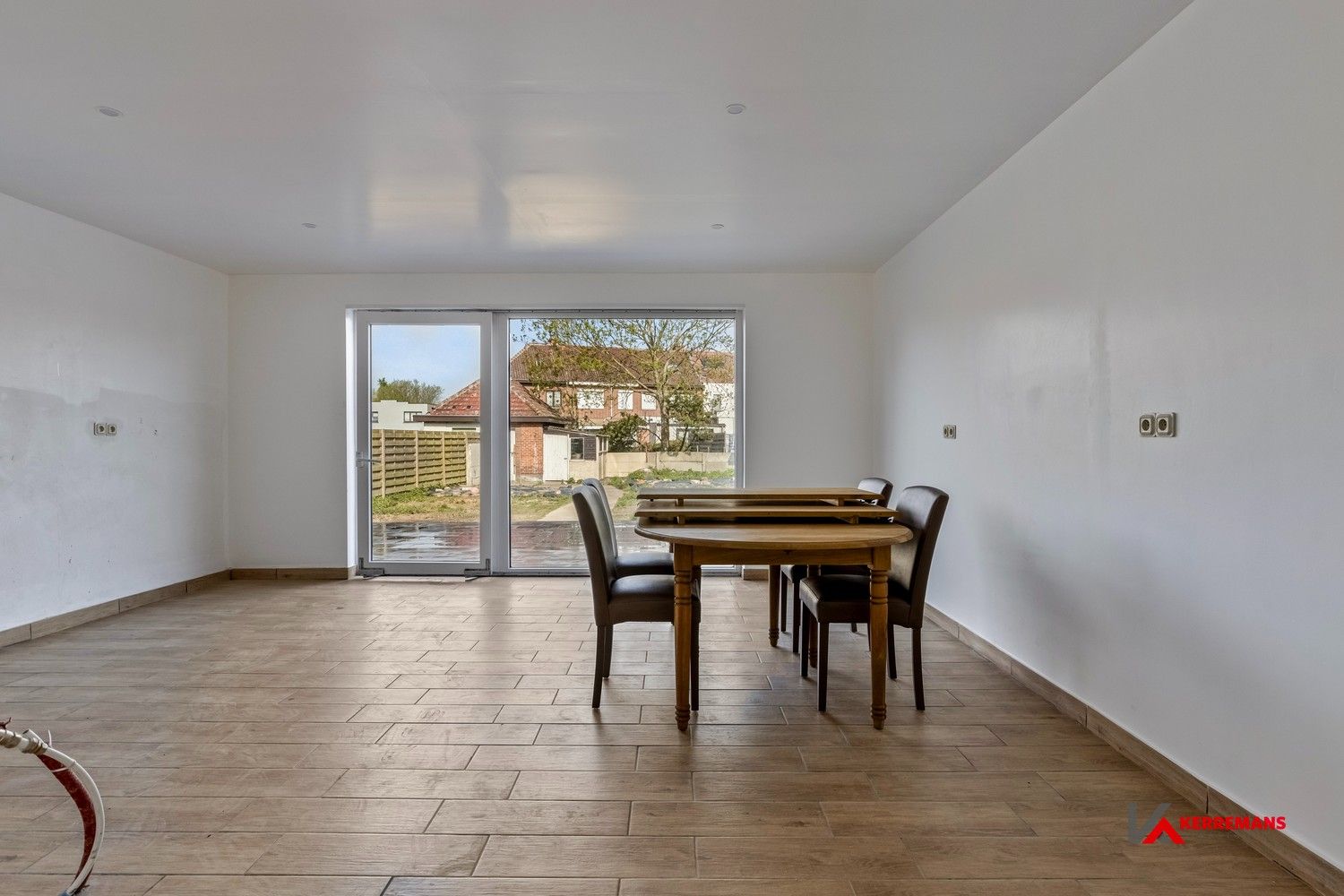 Half open bebouwing met 4 slaapkamers, tuin en garage. foto 6