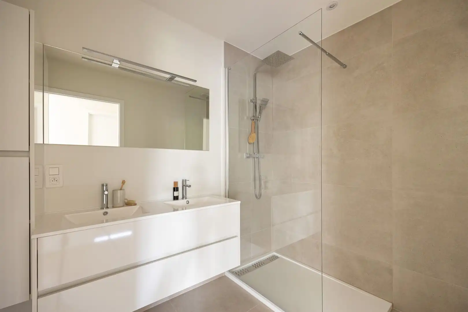 Volledig gerenoveerd appartement met 2 slaapkamers en 2 terrassen!  foto 9