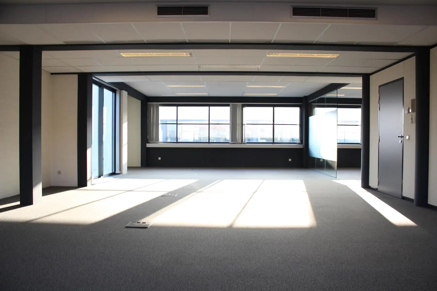 Centraal gelegen kantoorgebouw in Erembodegem foto 27