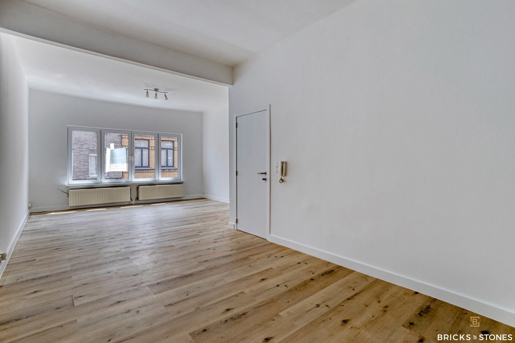 Totaal gerenoveerd, instapklaar appartement foto 2