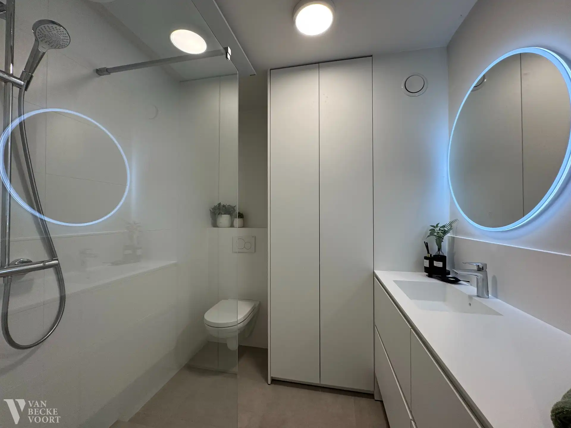 Verfijnd heringericht appartement met zicht op zee foto 6