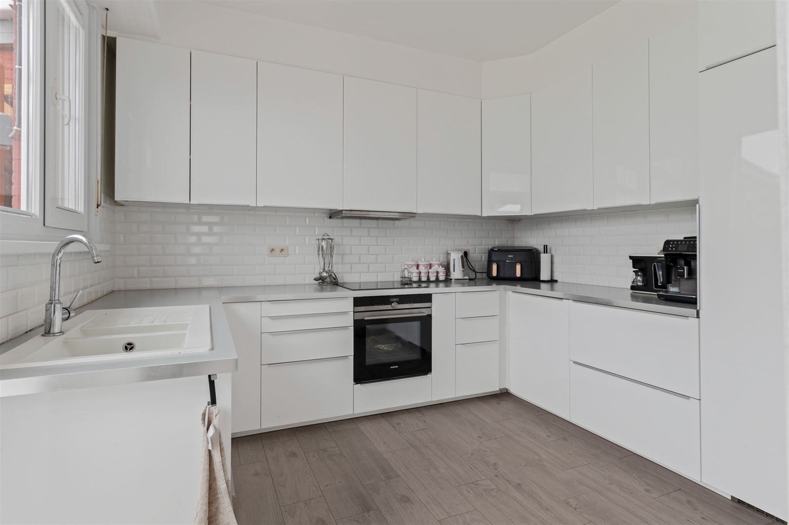 Gerenoveerde halfopen woning op ca. 300m2 met garage en tuin. foto 8