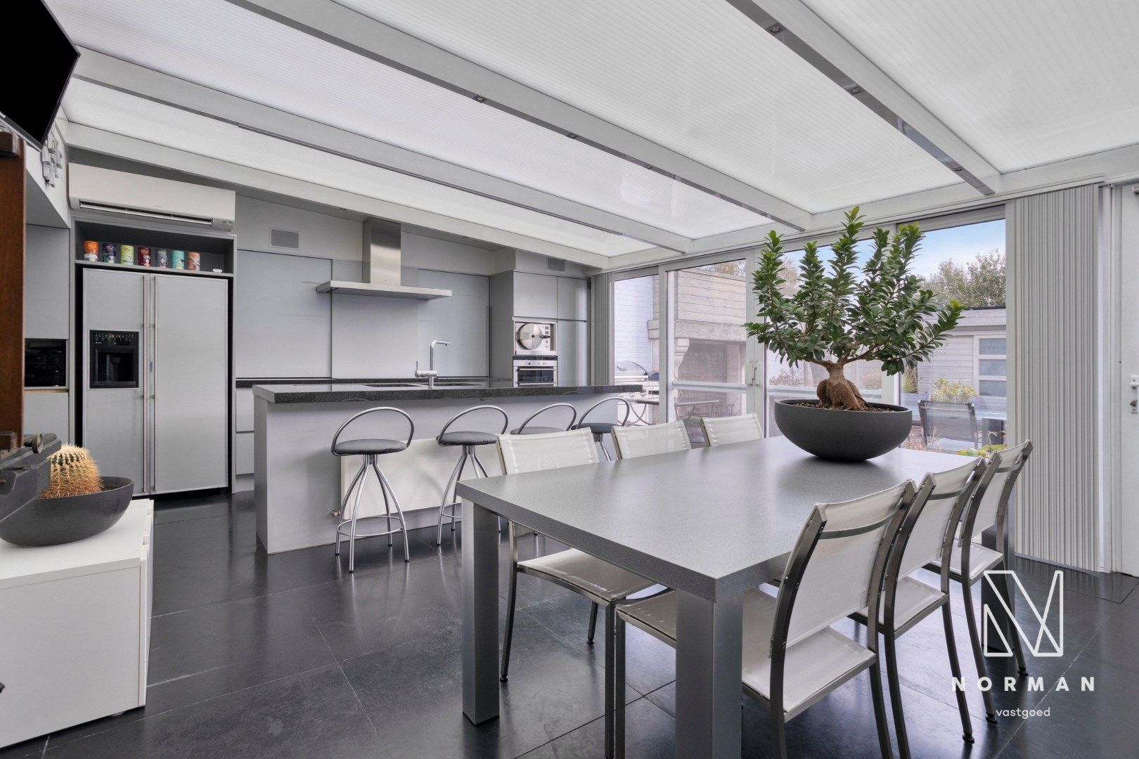 Duplex te koop in het centrum van Kuurne met 3 slaapkamers en een groot zongericht terras met tuinhuis.  foto 8