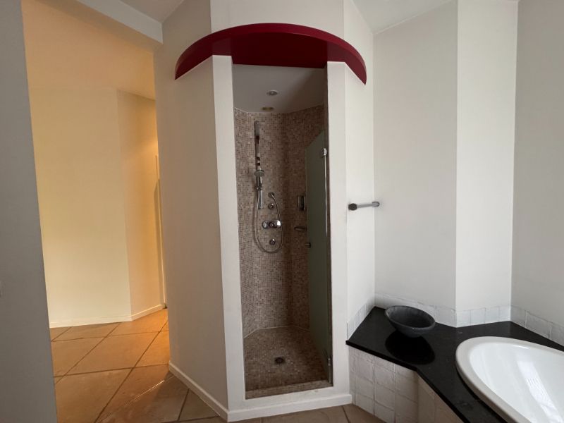 TE HUUR villa in rustige buurt foto 12